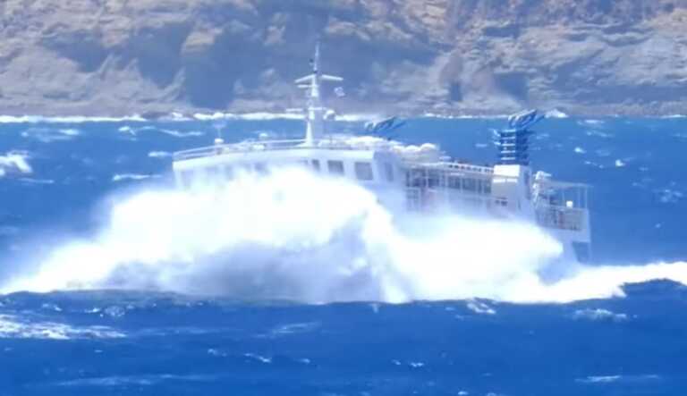 Η στιγμή που τεράστια κύματα σκεπάζουν το πλοίο Σκοπελίτης στις Κυκλάδες - Δείτε τι έκαναν επιβάτες