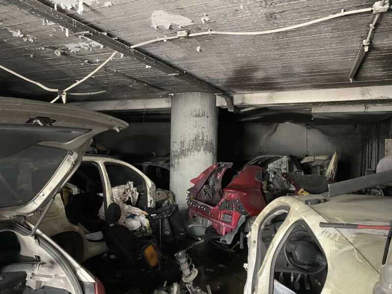  Η φωτιά σε αποθήκη στο Νέο Ηράκλειο ξεσκέπασε την σπείρα που έκλεβε αυτοκίνητα - Δύο συλλήψεις