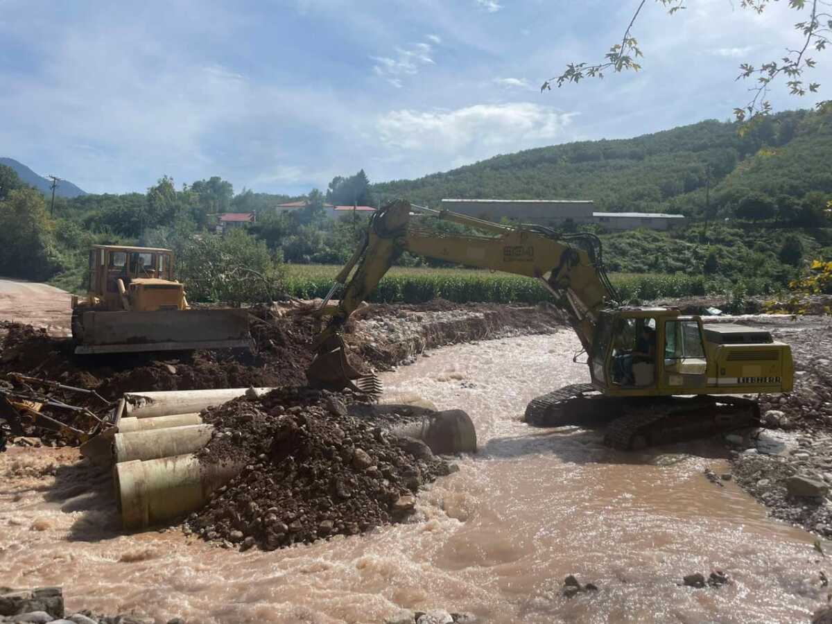 Θεσσαλία: Πάνω από 380 μηχανήματα επιχειρούν για να δοθεί πρόσβαση σε όλα τα χωριά