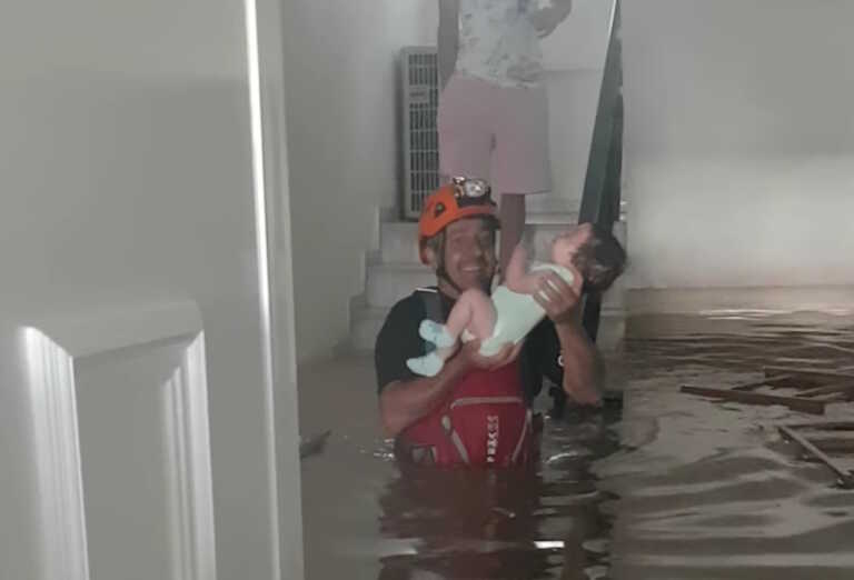 Η συγκινητική επιχείρηση απεγκλωβισμού ενός μωρού από πλημμυρισμένο σπίτι στη Θεσσαλία - «Ψυχούλα μου»