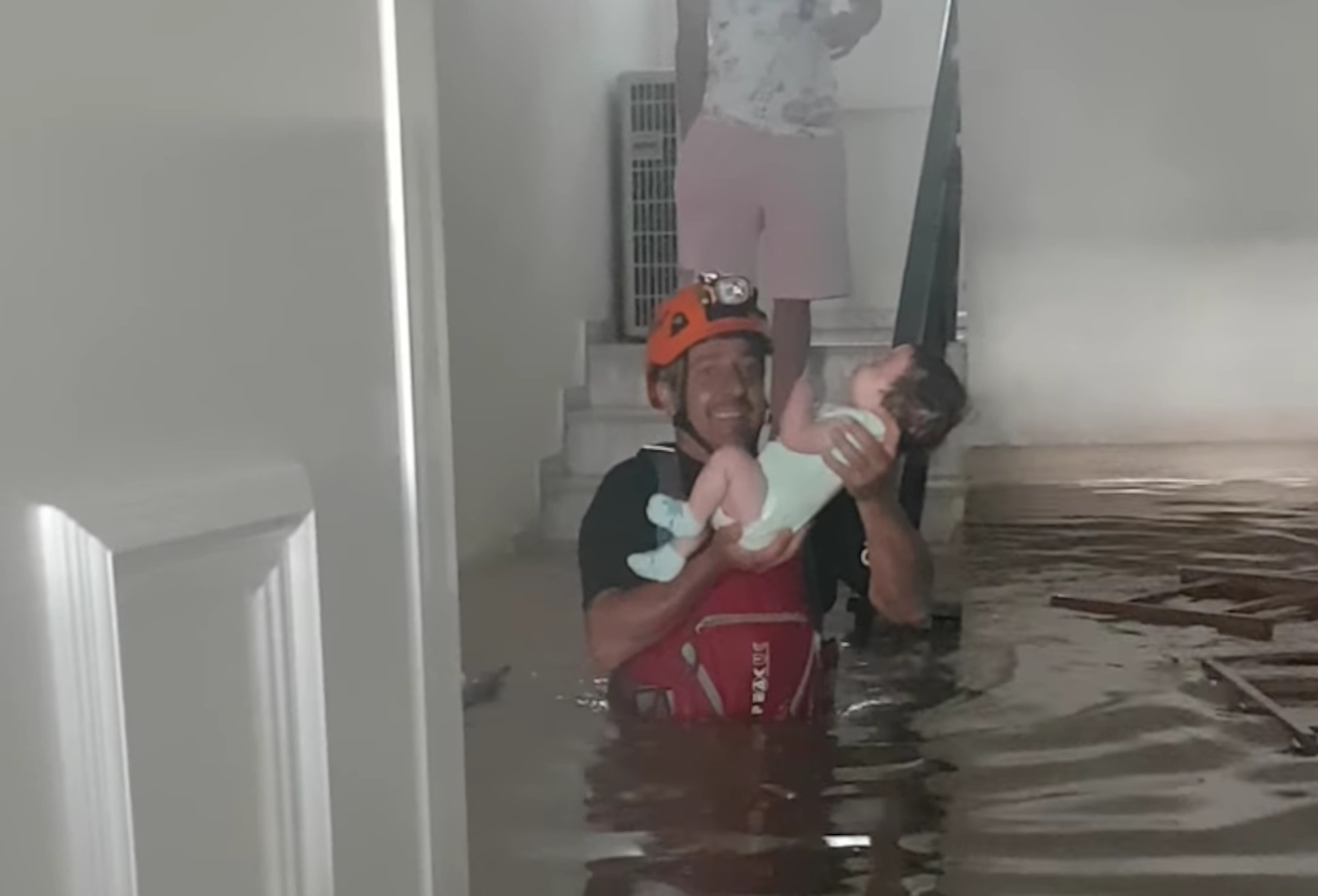 Κακοκαιρία – Θεσσαλία: Η συγκινητική επιχείρηση απεγκλωβισμού ενός μωρού από πλημμυρισμένο σπίτι