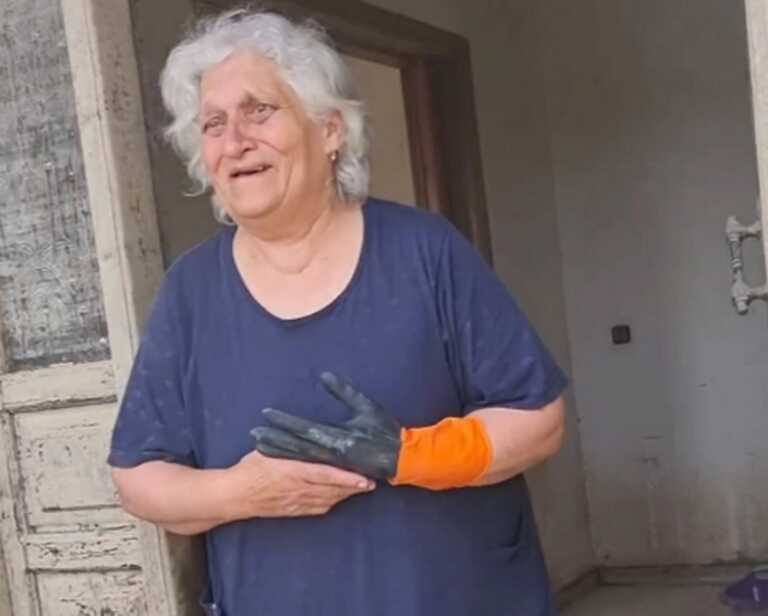 Συγκλονίζει η γιαγιά που μεγαλώνει την μόλις 6 μηνών εγγονή της σε πλημμυρισμένο σπίτι στη Θεσσαλία