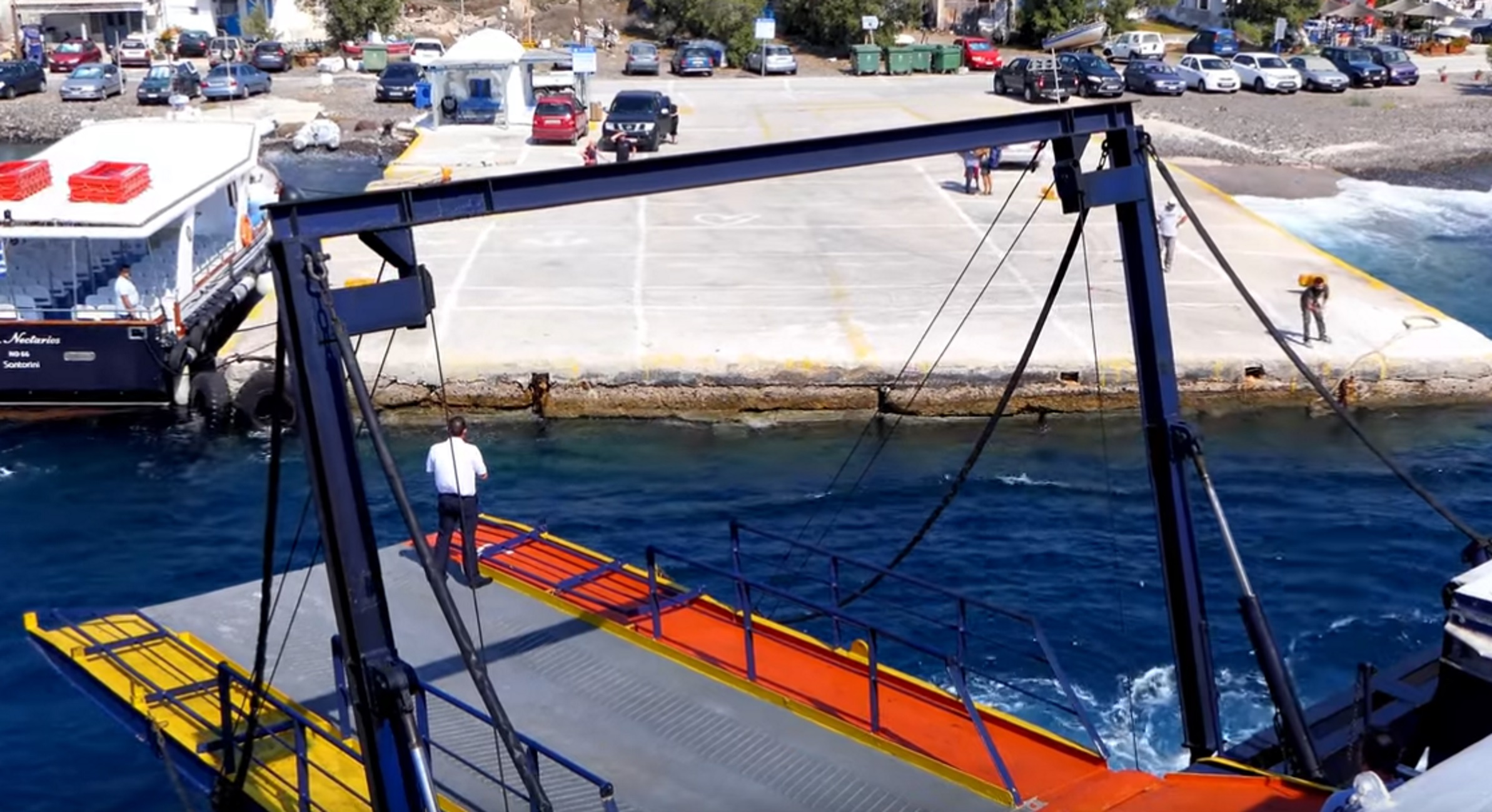 Θηρασιά: Βίντεο με τη μανούβρα που κάνει πλοίο από τη Σαντορίνη