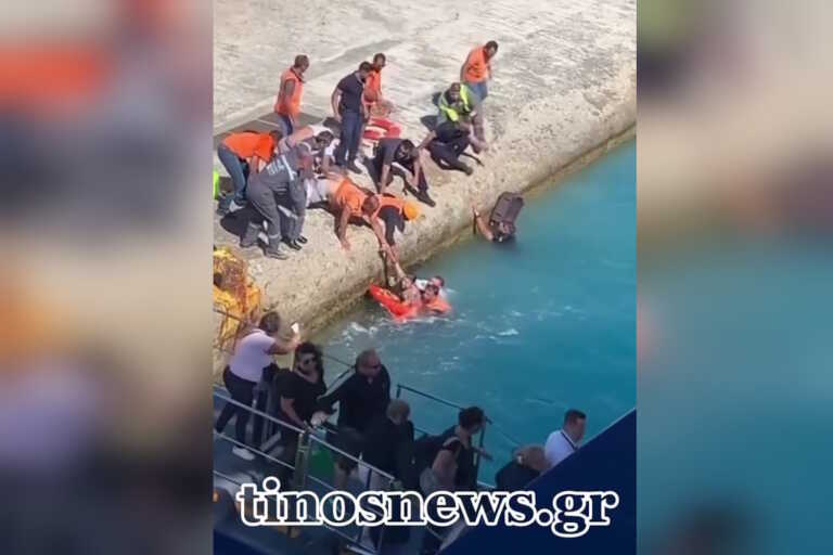 Μια γυναίκα έπεσε στο λιμάνι της Τήνου ενώ επιβιβαζόταν σε πλοίο - Σε βίντεο η διάσωσή της
