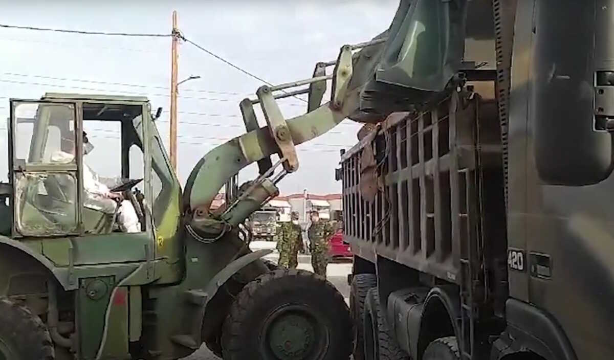 Θεσσαλία: Ο στρατός απομακρύνει μέρα νύχτα μεγάλα αντικείμενα από τους πλημμυρισμένους δρόμους