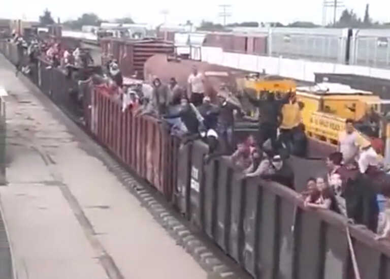 Κατάμεστα βαγόνια τρένων μεταφέρουν μετανάστες από το Μεξικό στις ΗΠΑ – Χειροκροτήματα και πανηγυρισμοί