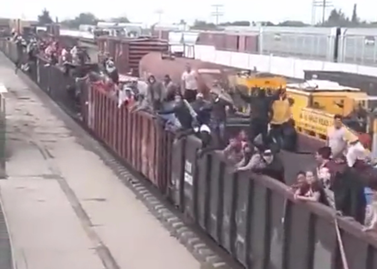Μεξικό: Κατάμεστα βαγόνια τρένων μεταφέρουν μετανάστες στις ΗΠΑ – Χειροκροτήματα και πανηγυρισμοί