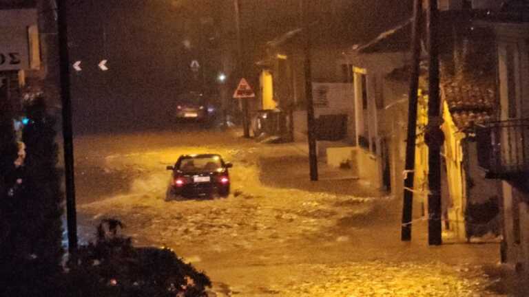Κεντρικός δρόμος στα Τρίκαλα μετατράπηκε σε ποτάμι μέσα σε μια ώρα βροχής