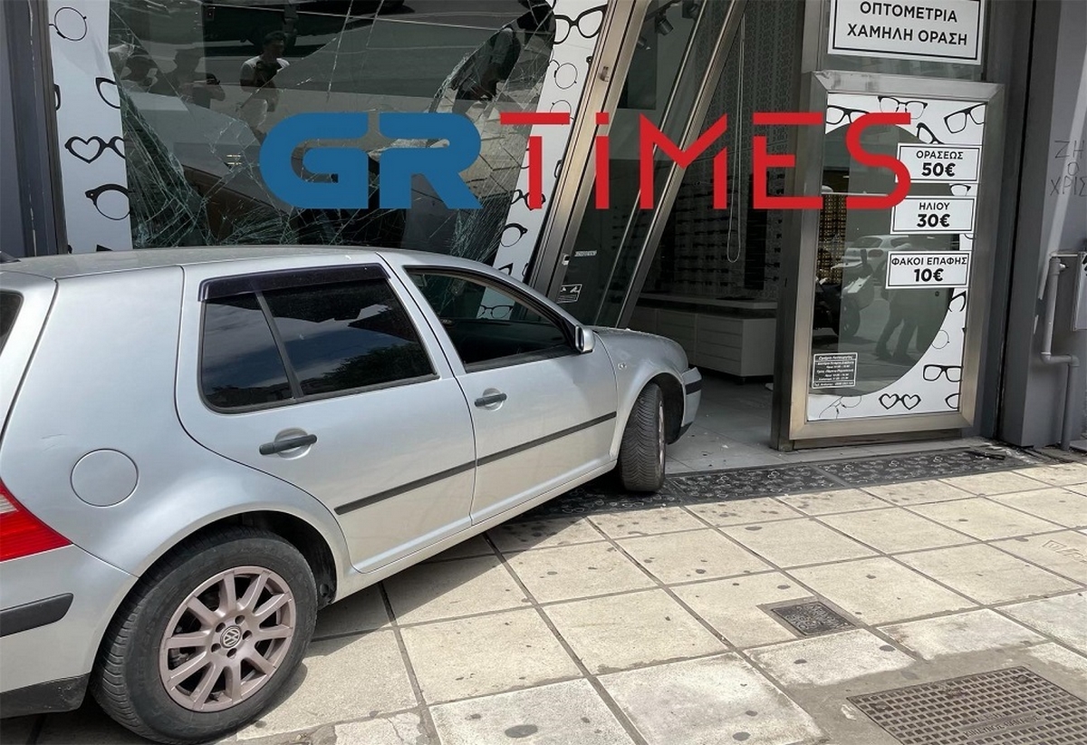 Θεσσαλονίκη: Στην τζαμαρία ιχθυοπωλείου κατέληξε αυτοκίνητο, μετά από τροχαίο
