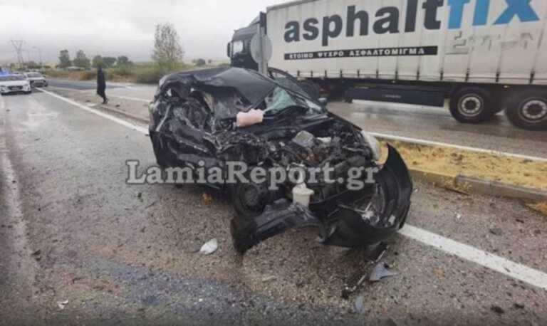 Σοκαριστικό τροχαίο δυστύχημα στη Λαμία - Νταλίκα διέλυσε δύο αυτοκίνητα – Νεκρή η μία οδηγός