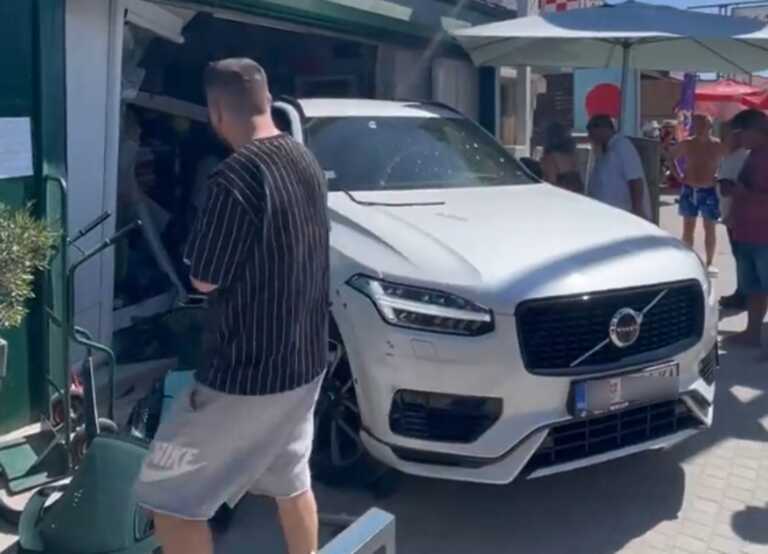 Αυτοκίνητο μπήκε σε κατάστημα της Χαλκιδικής την ώρα που ψώνιζαν μια μάνα με δύο παιδιά - Δείτε βίντεο