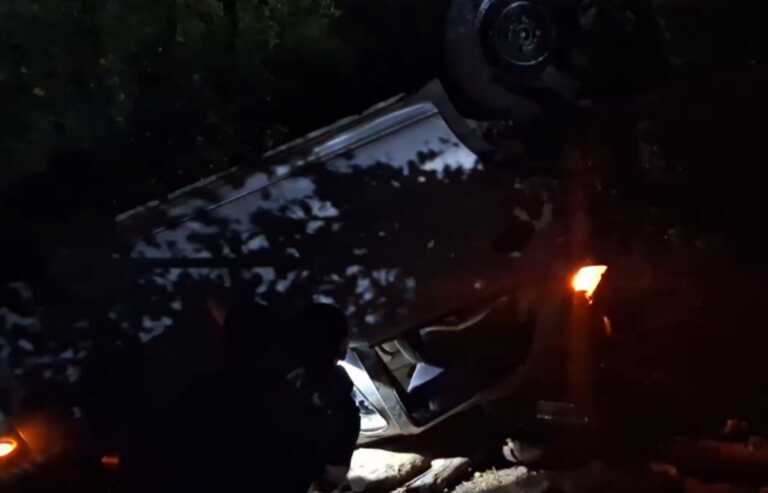 Αυτοκίνητο «απογειώθηκε» στην Κρήτη και κατέληξε σε αυλή σπιτιού - Στο νοσοκομείο οι δύο τραυματίες