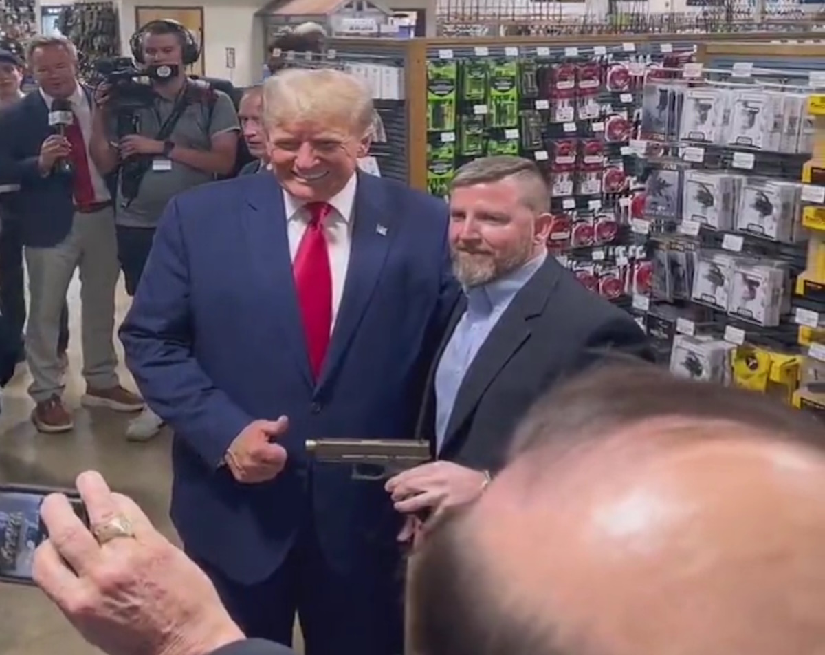 Ντόναλντ Τραμπ: Θέλω να αγοράσω ένα πιστόλι – Σόου μέσα σε ένα κατάστημα όπλων