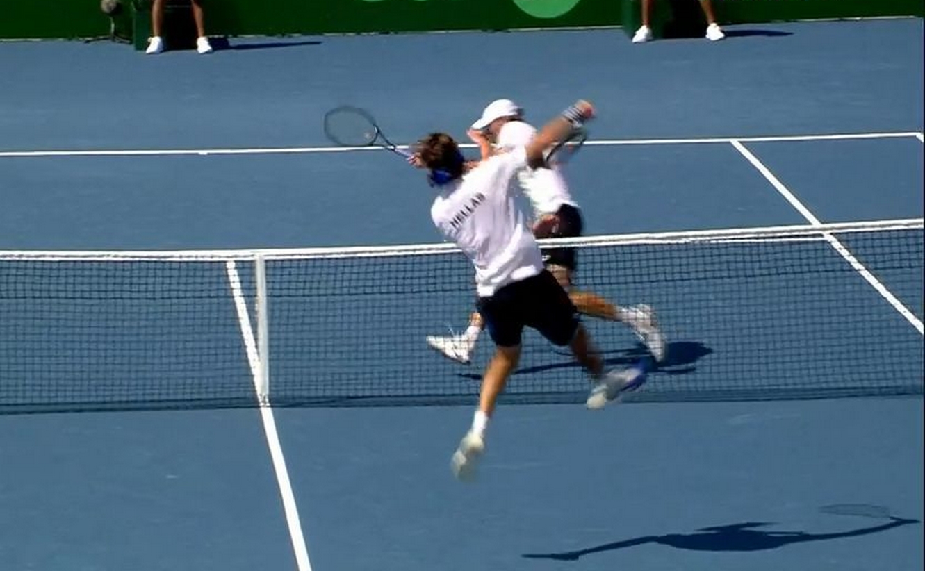 Ο Στέφανος Τσιτσιπάς χτύπησε με smash τον αντίπαλό του στο Davis Cup