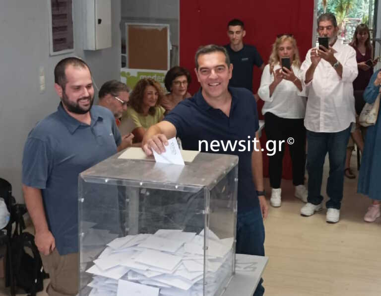 Ο Αλέξης Τσίπρας ψήφισε στην Καισαριανή για τον διάδοχό του στην προεδρία του ΣΥΡΙΖΑ - «Η νέα ηγεσία θα παραλάβει μια βαριά παρακαταθήκη»