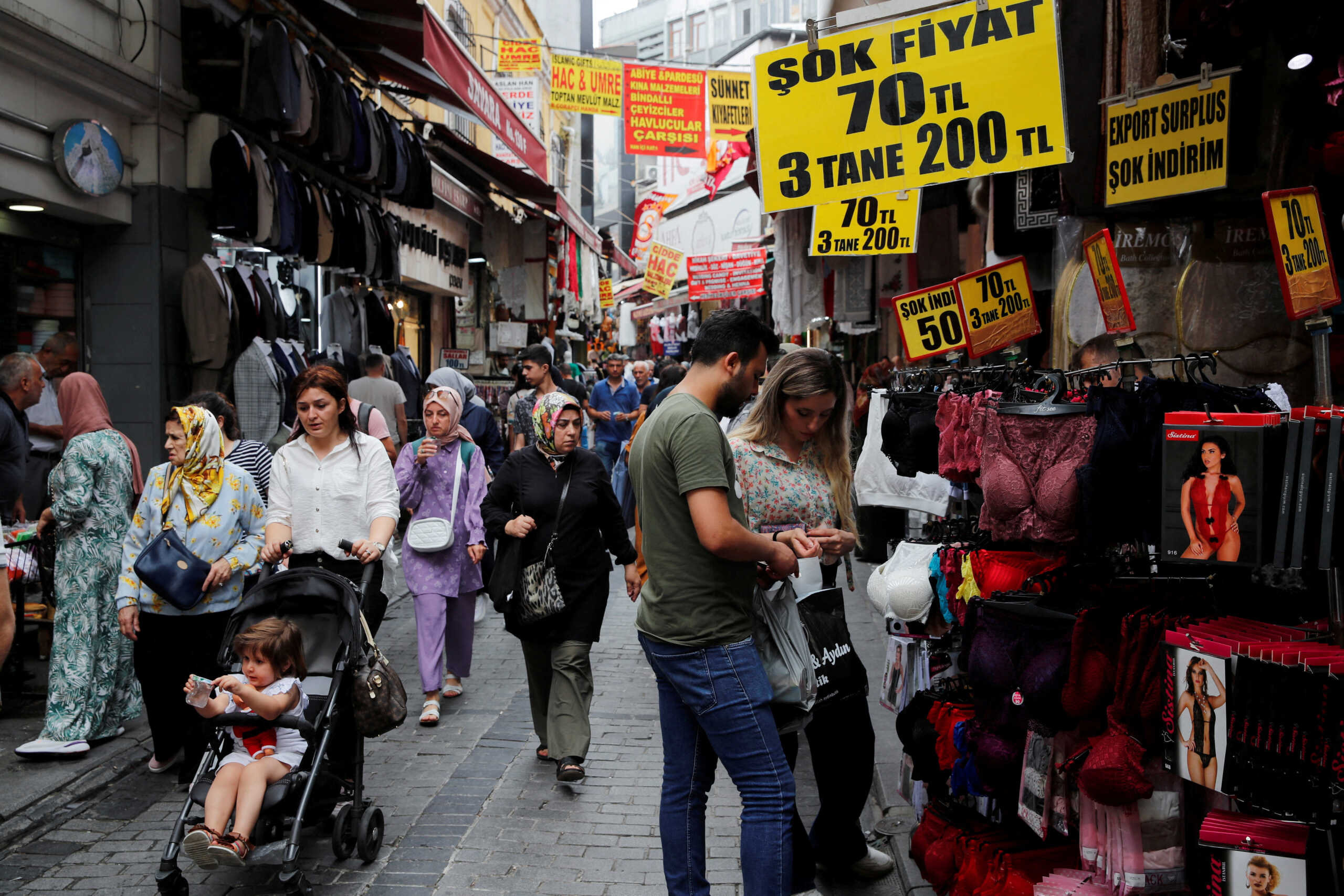 FILE PHOTO: People stroll in a middle-class shopping area in Istanbul, Turkey July 5, 2023. REUTERS