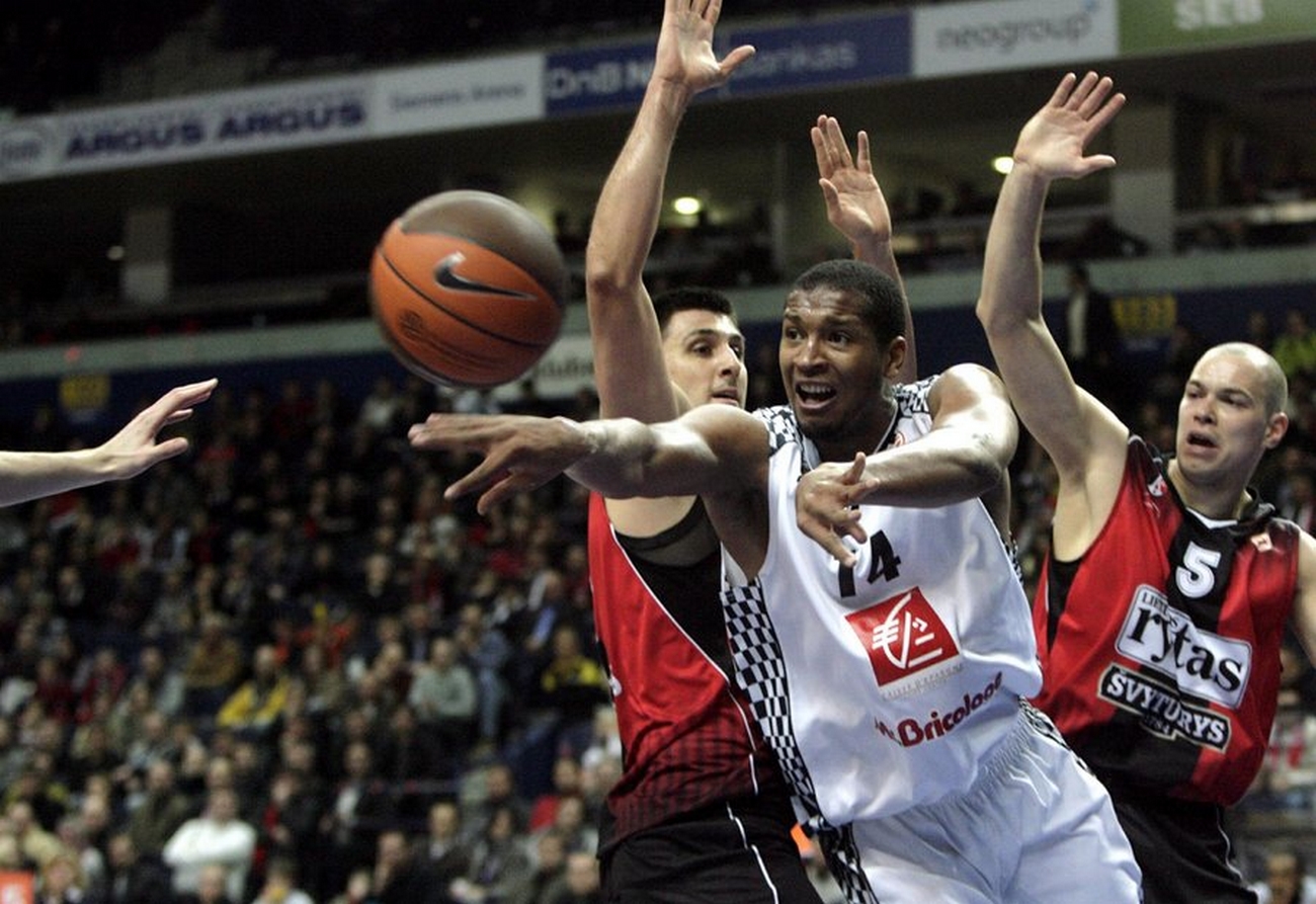 epa01959874 Ludovic Vaty (C) of Entente Orleanaise passes the ball in front of Milko Bjelica (L) and Steponas Babrauskas (R) of BC Lietuvos Rytas during their Euroleague basketball game in Vilnius, Lithuania, 09 December 2009.  EPA