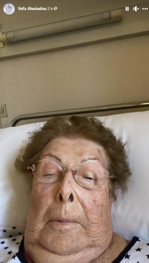 Βέφα Αλεξιάδου: Καταβεβλημένη στο νοσοκομείο - Η φωτογραφία που ανέβασε στο Facebook