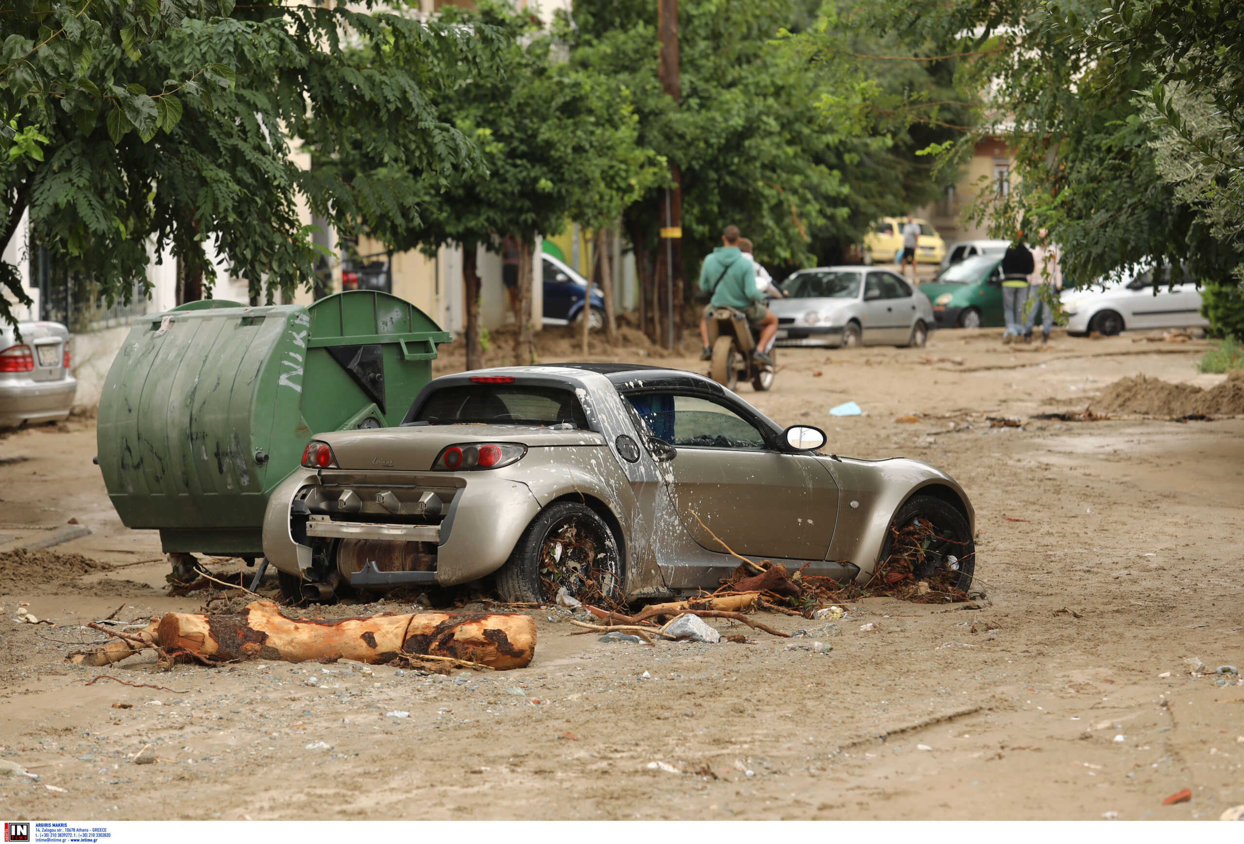 Βόλος: Επιστρέφει το ρεύμα στην πόλη – Νέα ξεσπάσματα στην κάμερα από πλημμυροπαθείς