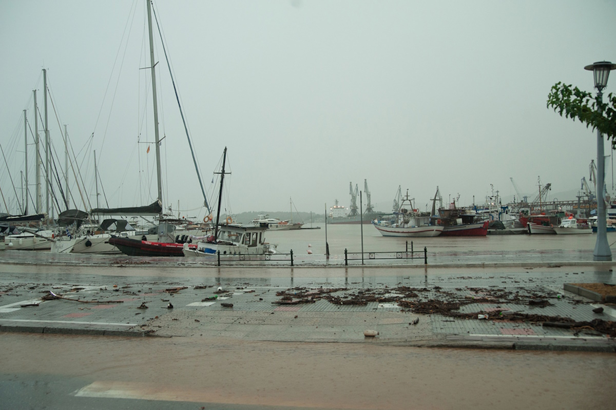 Κακοκαιρία Daniel – Μαγνησία: Λεωφορείο του υπεραστικού ΚΤΕΛ παρασύρθηκε και έπεσε στη θάλασσα