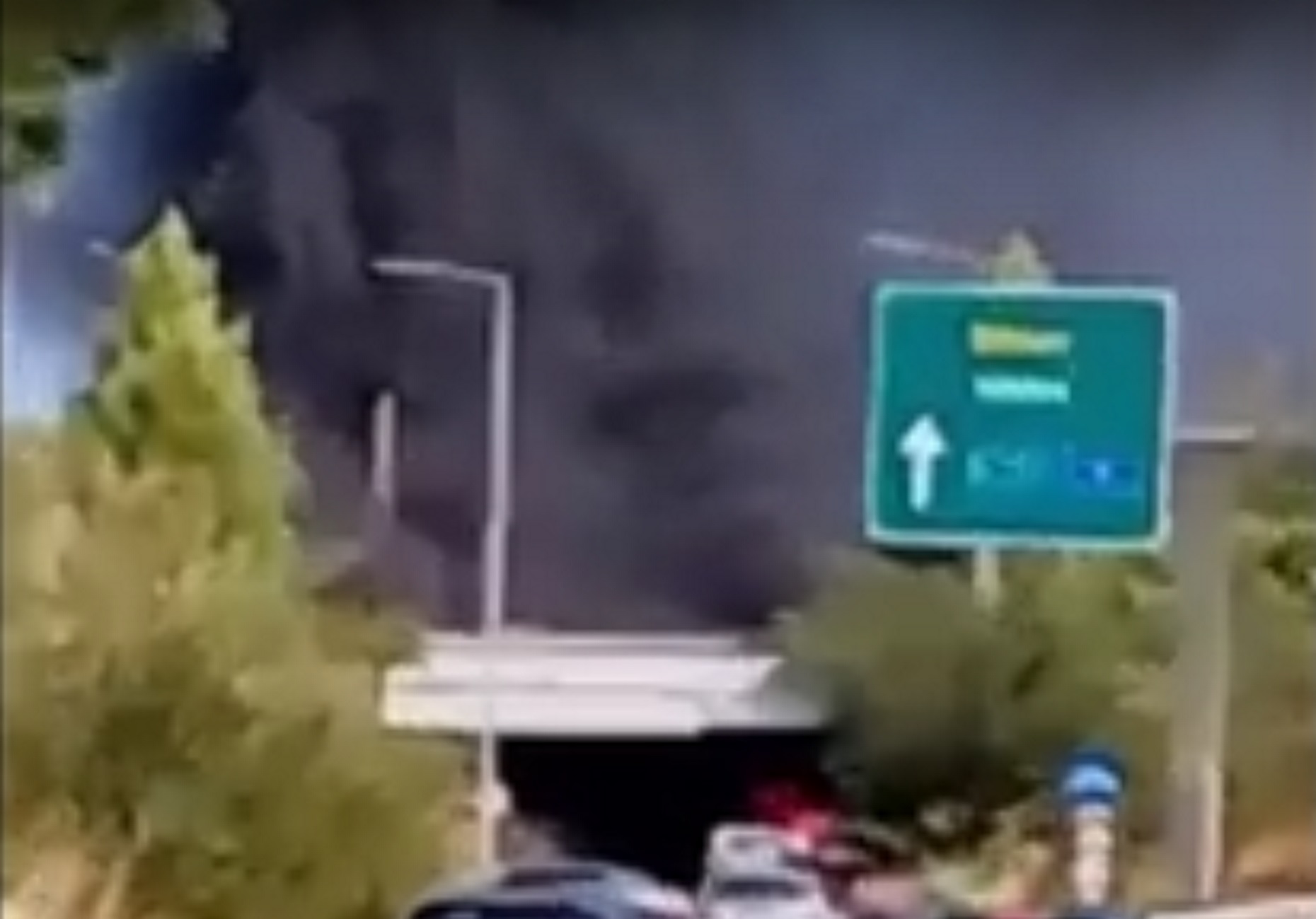 Βόλος: Η φωτιά σε ασθενοφόρο άπλωσε ένα μαύρο σύννεφο καπνού στον ουρανό της πόλης
