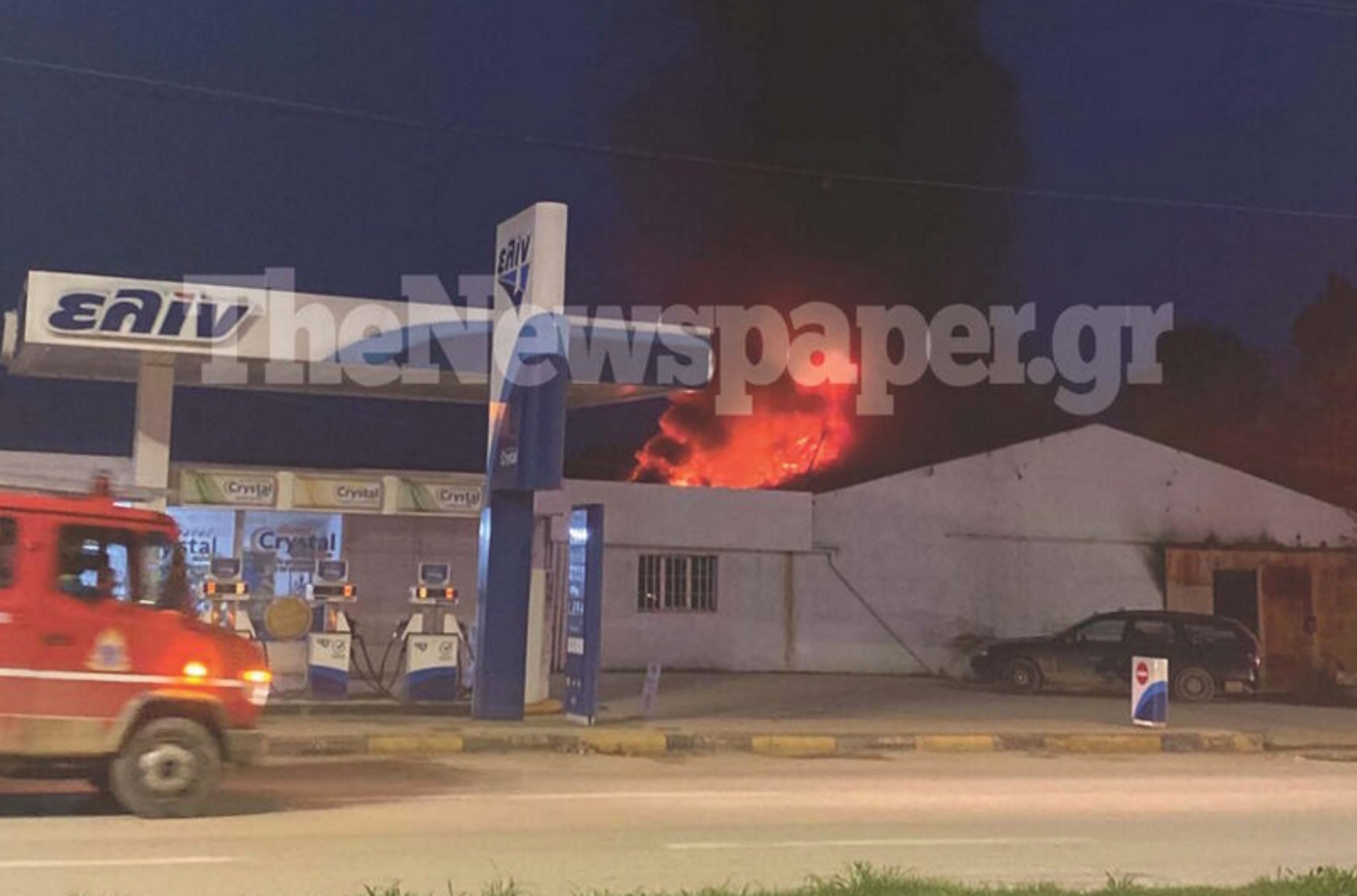 Βόλος: Μεγάλη φωτιά σε αποθήκη απειλεί βενζινάδικο – Εικόνες από το σημείο