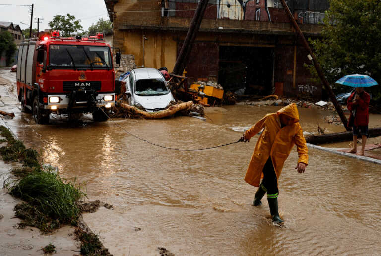 Εκατοντάδες κάτοικοι παραμένουν εγκλωβισμένοι σε χωριά της Λαμίας - Κατεστραμμένοι δρόμοι και σπίτια χωρίς ρεύμα
