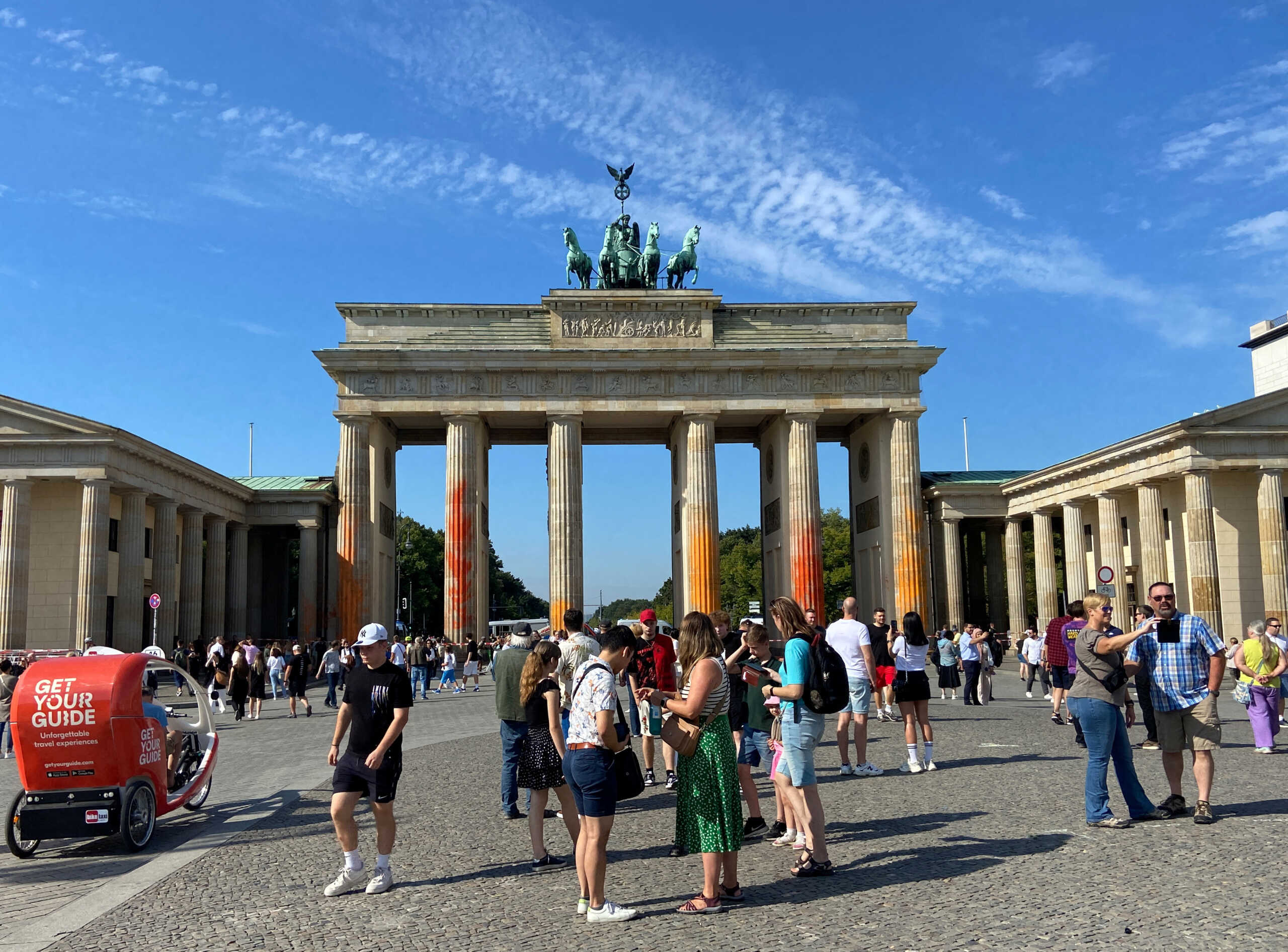 Βερολίνο: Ακτιβιστές έβαψαν την Πύλη Του Βραδεμβούργου