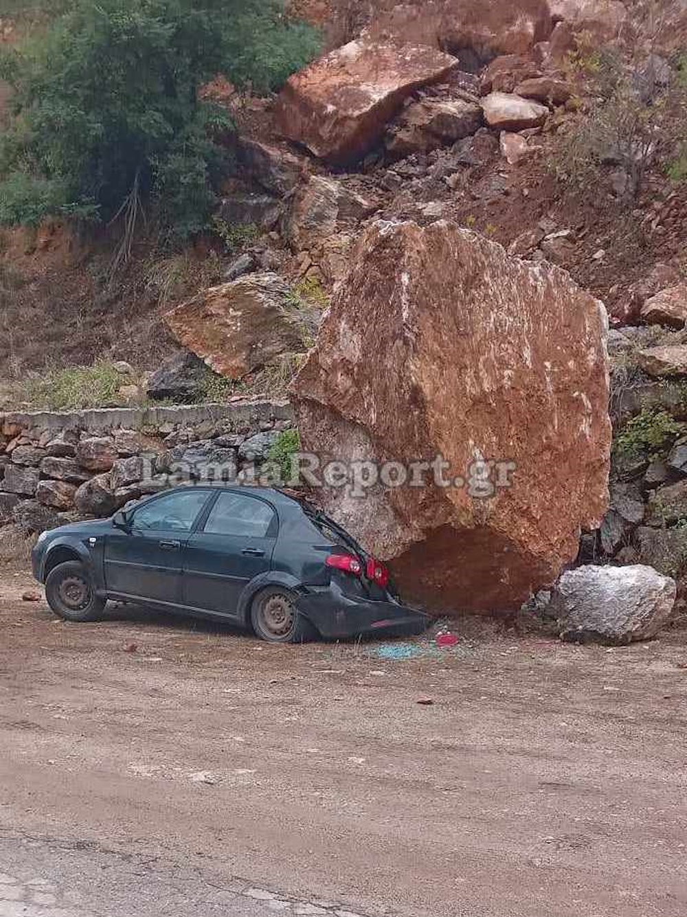 Λαμία: Άγιο είχε οδηγός - Βράχος καταπλάκωσε το αυτοκίνητό του έξω από μοναστήρι - ΦΩΤΟ