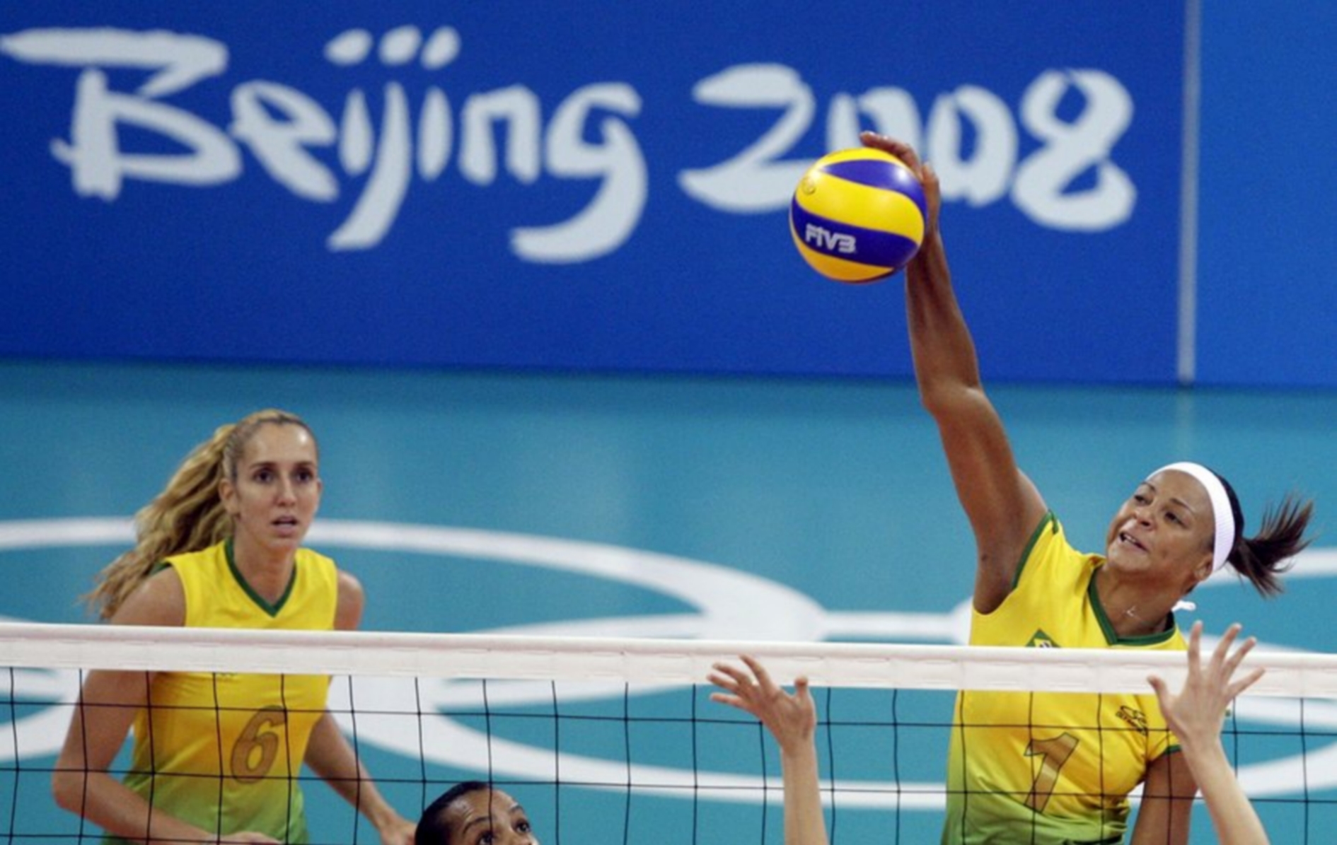 epa01436275 Brazil's Walewska Oliveira returns  the ball  during their Preliminary Pool B women's volleyball match against Algeria at the Beijing 2008 Olympic Games in Beijing,  09 August 2008. Brazil won 3-0.  EPA