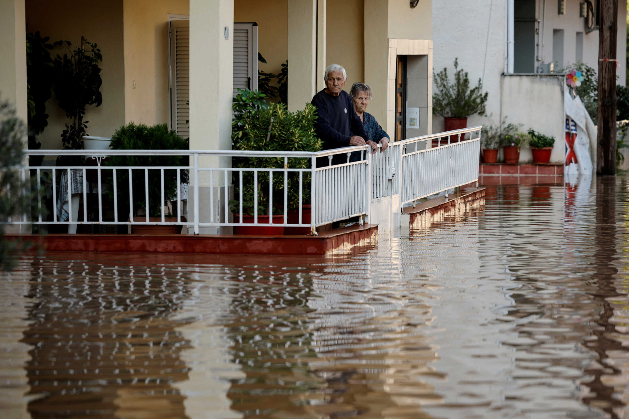 ΔΕΔΔΗΕ: Προσοχή για την ασφαλή επανηλεκτροδότηση σπιτιών και καταστημάτων στις πλημμυρισμένες περιοχές