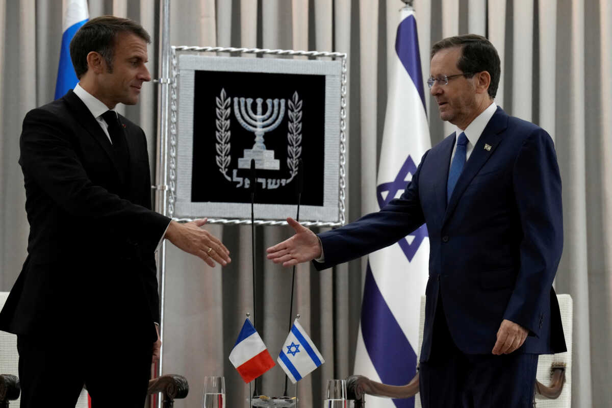 Στο Τελ Αβίβ ο Εμανουέλ Μακρόν: «Με το Ισραήλ μας ενώνει το πένθος» - ΦΩΤΟ - ΒΙΝΤΕΟ