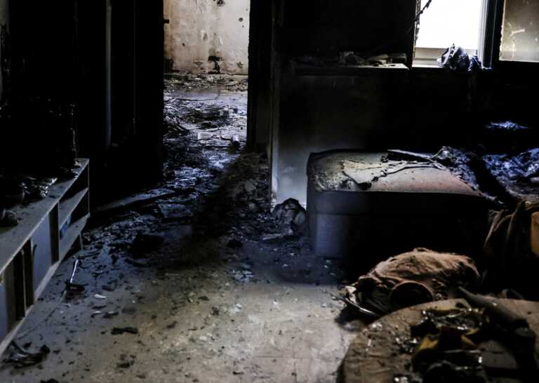 Σκληρές εικόνες: Τρομοκράτες της Χαμάς εκτελούν εν ψυχρώ γυναίκες στρατιώτες κάτω από τραπέζι