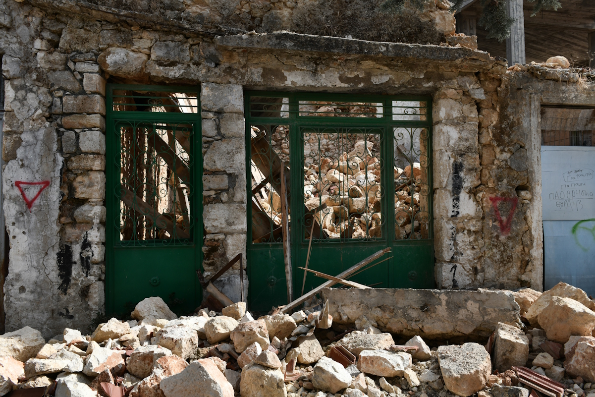 ΣΥΡΙΖΑ: «Κάνουν έξωση σε σεισμόπληκτους του Αρκαλοχωρίου» – Βολές κατά του Υπουργείου Υποδομών
