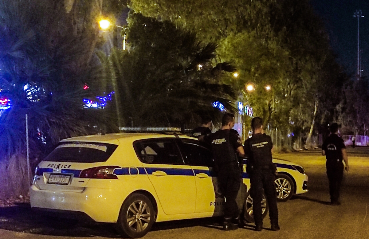 Άνδρας απειλεί αστυνομικούς με καραμπίνα και φιάλη υγραερίου στην Πάτρα. Δευτέρα 25 Ιουλίου 2022  (ΔΗΜΗΤΡΗΣ ΧΡΙΣΤΟΔΟΥΛΟΥ