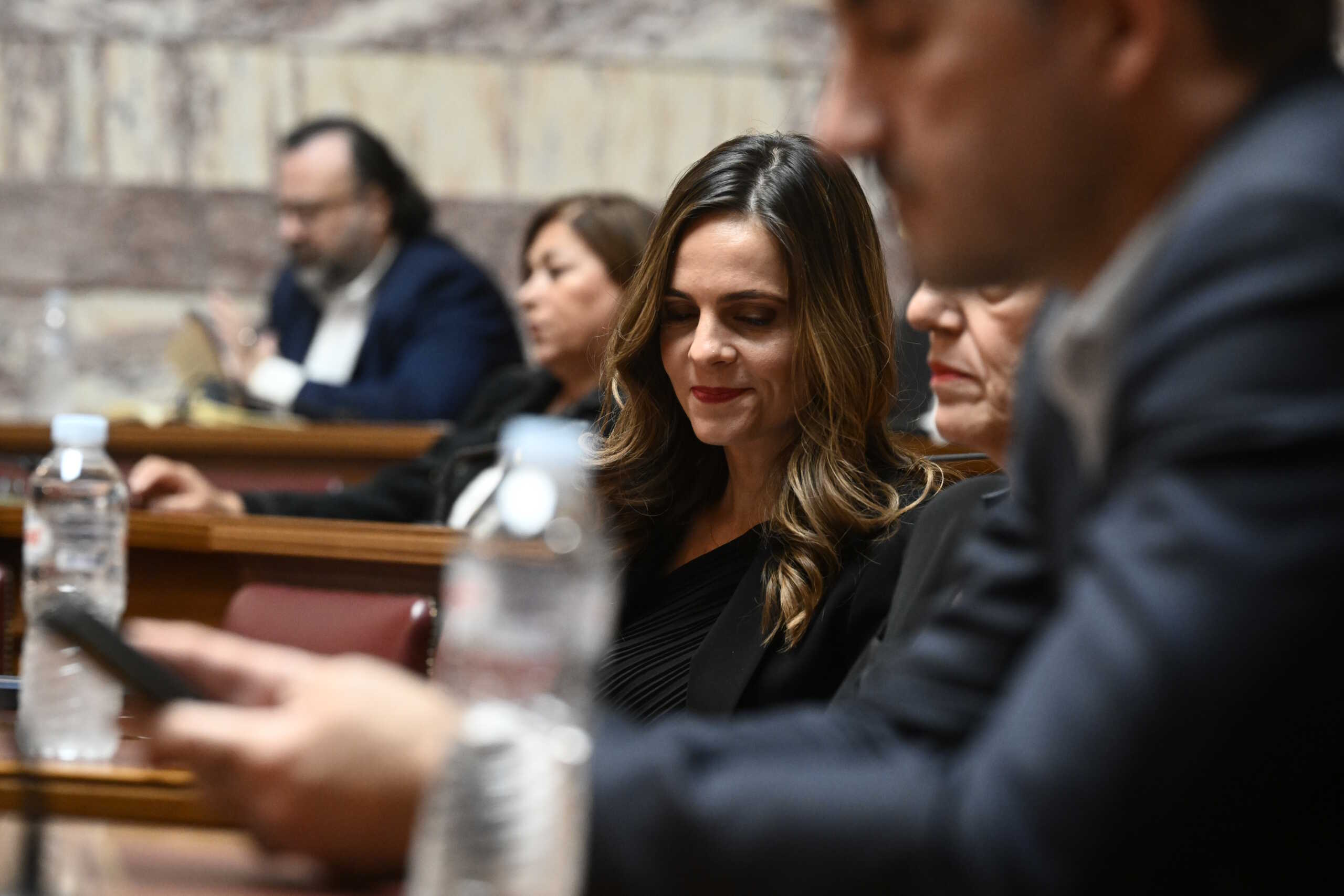 ΣΥΡΙΖΑ: Ζήτημα ημερών η αποχώρηση της Έφης Αχτσιόγλου – Ο γρίφος των 10 βουλευτών για μια νέα κοινοβουλευτική ομάδα