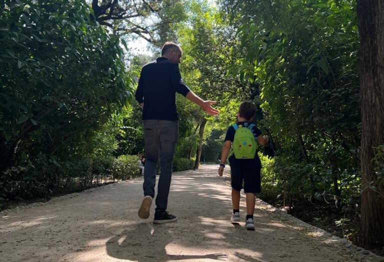 Ο Κώστας Μπακογιάννης με τον μικρό γιο του στον Εθνικό Κήπο