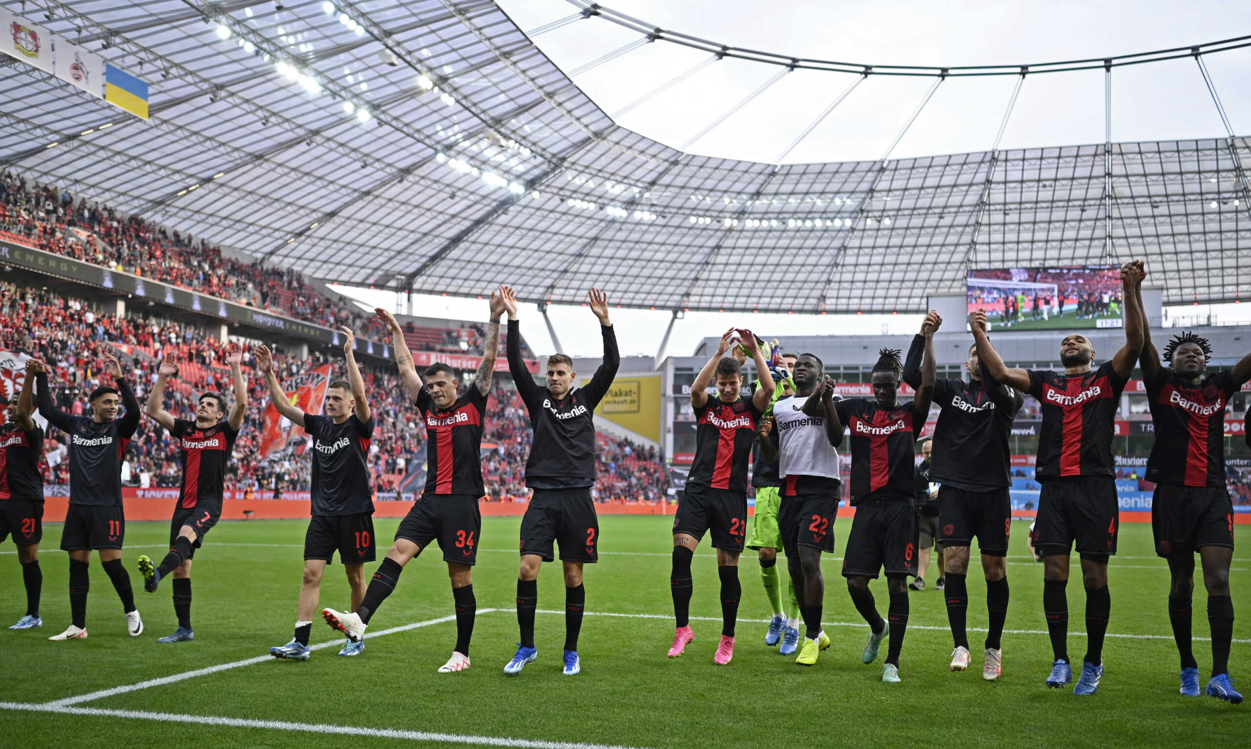 Soccer Football - Bundesliga - Bayer Leverkusen v FC Cologne - BayArena, Leverkusen, Germany - October 8, 2023 Bayer Leverkusen players celebrate in front of their fans after the match REUTERS