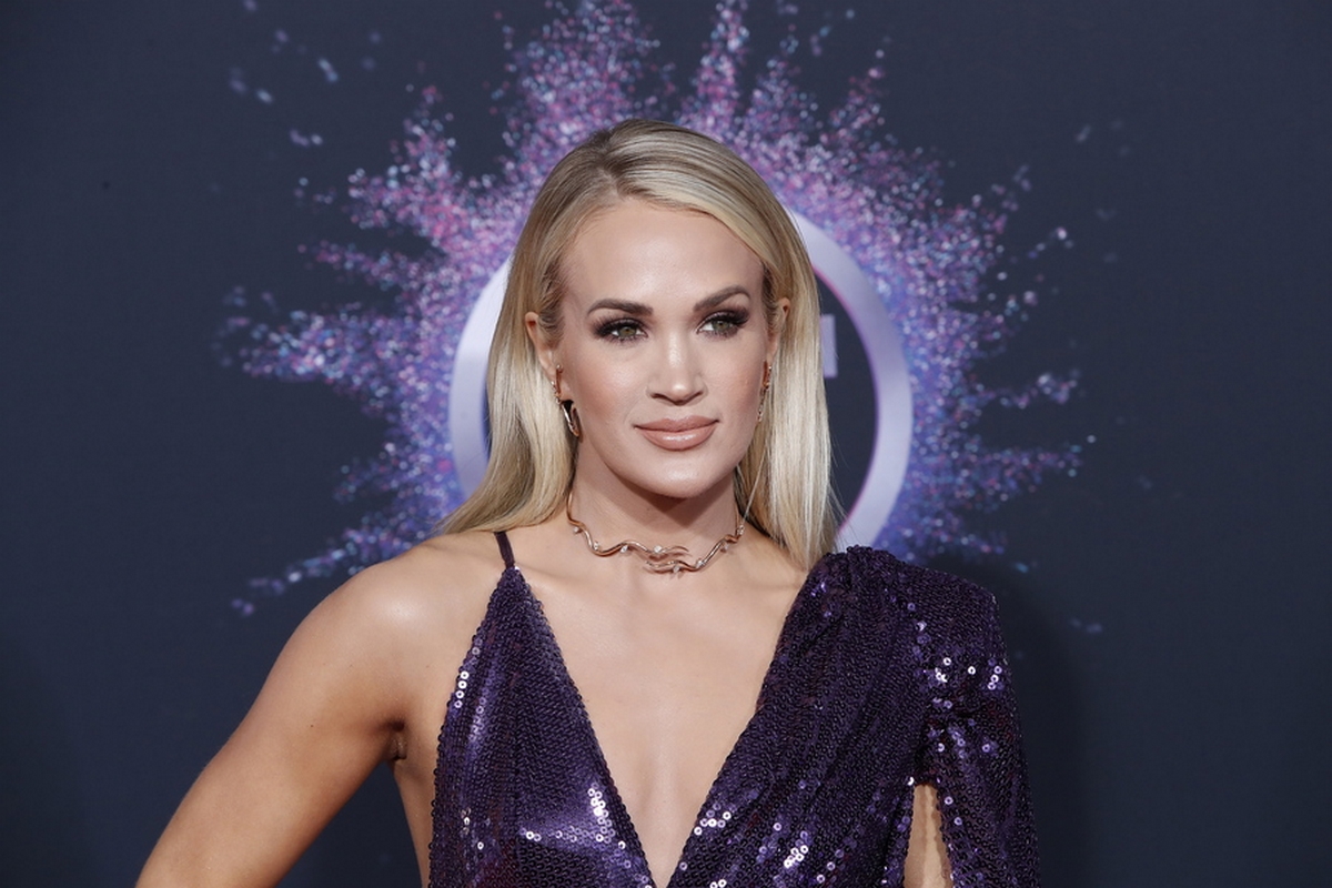 epa08023387 US singer-songwriter Carrie Underwood poses for photographers as she arrives at the 2019 American Music Awards at the Microsoft Theater in Los Angeles, California, USA, 24 November 2019.  EPA