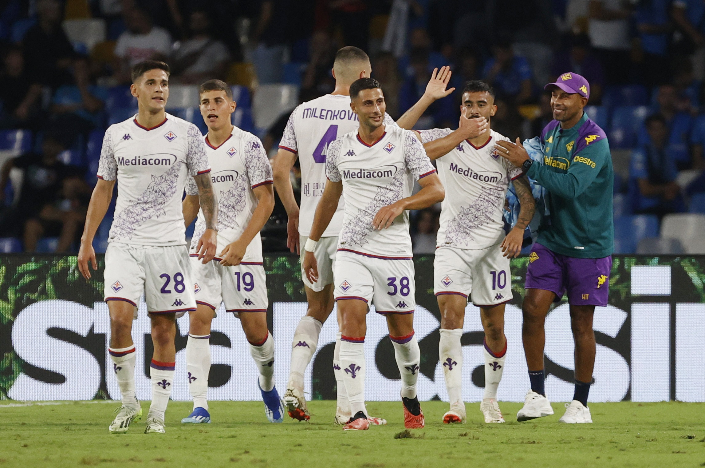 Soccer Football - Serie A - Napoli v Fiorentina - Stadio Diego Armando Maradona, Naples, Italy - October 8, 2023 Fiorentina's Nicolas Gonzalez celebrates scoring their third goal with teammates REUTERS