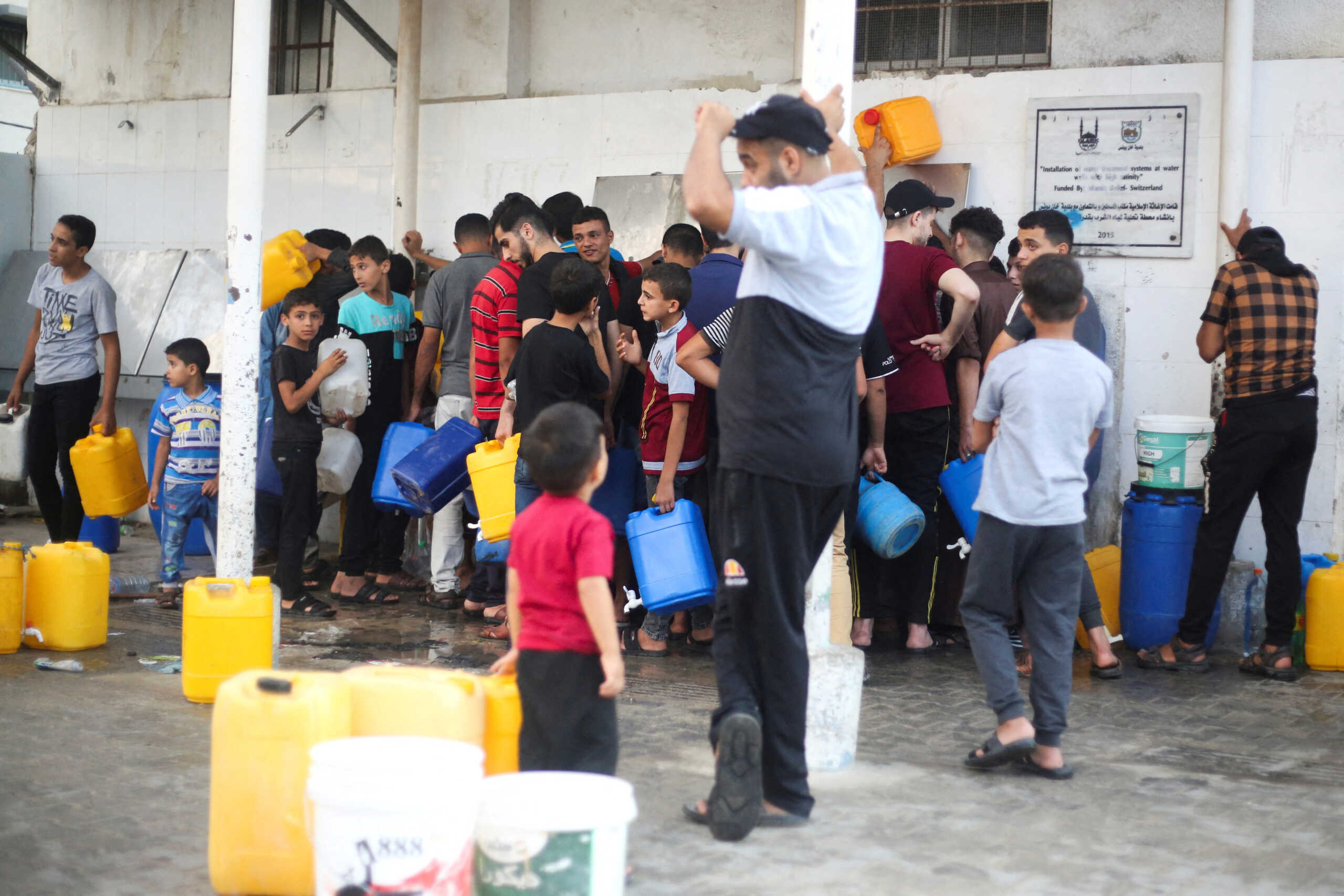 Γάζα: Αντιμέτωποι και με τον εφιάλτη της δίψας οι κάτοικοι – Το πόσιμο νερό έχει σχεδόν εξαντληθεί