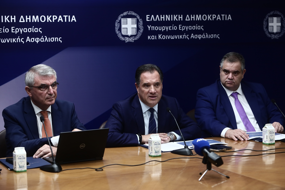 Συνέντευξη τύπου από τον υπουργό Εργασίας και Κοινωνικής Ασφάλισης Άδωνι Γεωργιάδη, τον υφυπουργό Πάνο Τσακλόγλου και τον Γενικό Γραμματέα Νίκο Μηλαπίδη για το νέο ασφαλιστικό νομοσχέδιο, Πέμπτη 19 Οκτωβρίου 2023. 
(ΚΩΣΤΑΣ ΤΖΟΥΜΑΣ