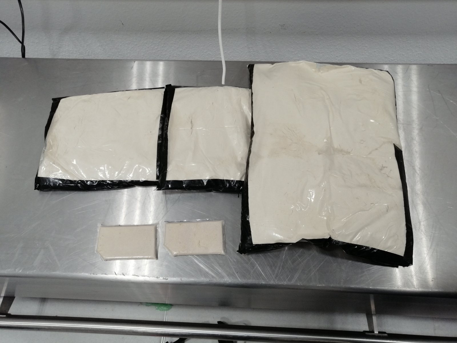 Συνελήφθησαν, χθες (2-12-2019) το απόγευμα στο Διεθνή Αερολιμένα
Αθηνών «Ελευθέριος Βενιζέλος», από αστυνομικούς της Υποδιεύθυνσης
Δίωξης Ναρκωτικών της Διεύθυνσης Ασφάλειας Αττικής, δύο (2) αλλοδαποί
ηλικίας 30 και 56 ετών για εισαγωγή στην ελληνική επικράτεια ποσότητας
ηρωίνης.
Ειδικότερα, αστυνομικοί της Υποδιεύθυνσης Δίωξης Ναρκωτικών Αττικής, στο
πλαίσιο στοχευόμενων ελέγχων, για την αποτροπή εισαγωγής ναρκωτικών
ουσιών στην ελληνική επικράτεια, εντόπισαν και συνέλαβαν τους ανωτέρω, οι
οποίοι αφίχθησαν αεροπορικώς στη χώρα μας, προερχόμενοι από Λαχόρη
Πακιστάν, μέσω Ντόχα Κατάρ.
Συγκεκριμένα, οι δύο (2) συλληφθέντες μετέφεραν ποσότητα ηρωίνης,
βάρους (9) κιλών και (246) γραμμαρίων, σε (5) αυτοσχέδιες συσκευασίες, οι
οποίες ήταν επιμελώς κρυμμένες σε διπλό πάτο της αποσκευής τους.
Επίσης κατασχέθηκαν (4) κινητά τηλέφωνα και τα χρηματικά ποσά των (700)
ευρώ.
Οι συλληφθέντες θα οδηγηθούν στον κ. Εισαγγελέα Πλημμελειοδικών
Αθηνών. (EUROKINISSI