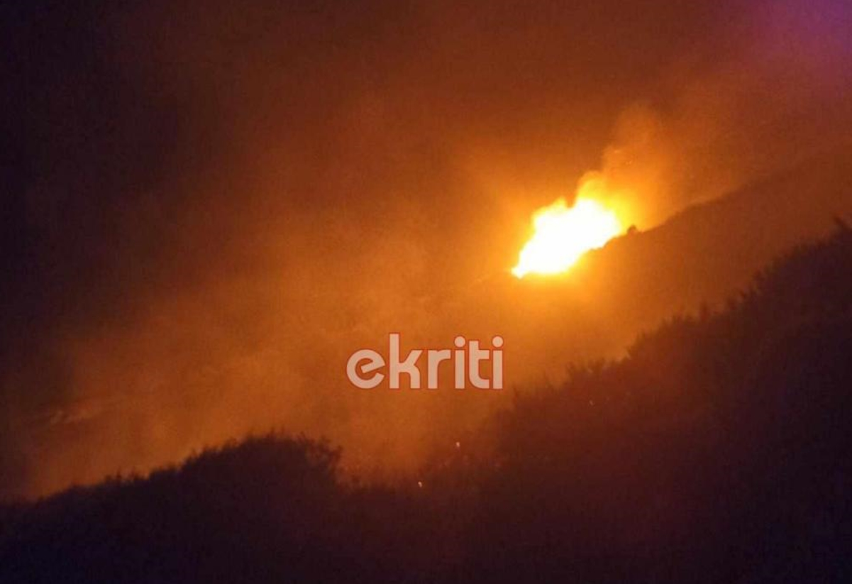 Φωτιά στην Ιεράπετρα – Φωτογραφίες από το πύρινο μέτωπο που είναι εκτός ελέγχου