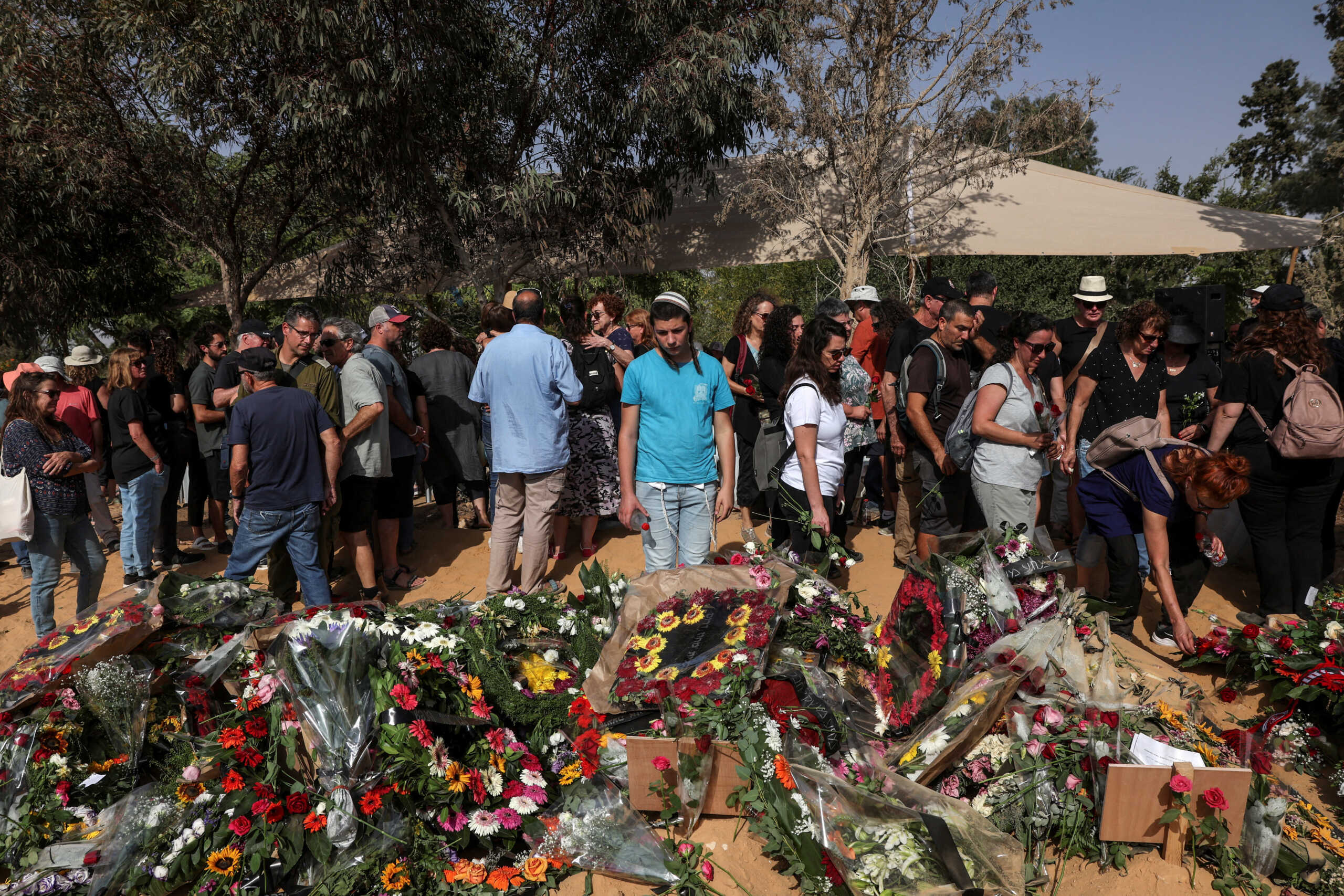 Mourners attend the funeral of David Carroll who was killed in Kibbutz Beeri following a deadly infiltration by Hamas gunmen, at Kibbutz Revivim, Israel, October 22, 2023. REUTERS