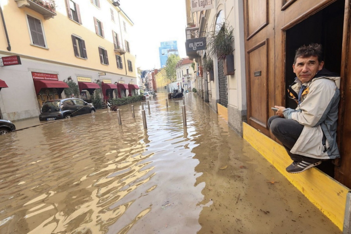 Σφοδρή κακοκαιρία στην Ιταλία: Ξεχείλισε η λίμνη Κόμο - «Κολυμπούν» Μιλάνο και Τοσκάνη - ΒΙΝΤΕΟ