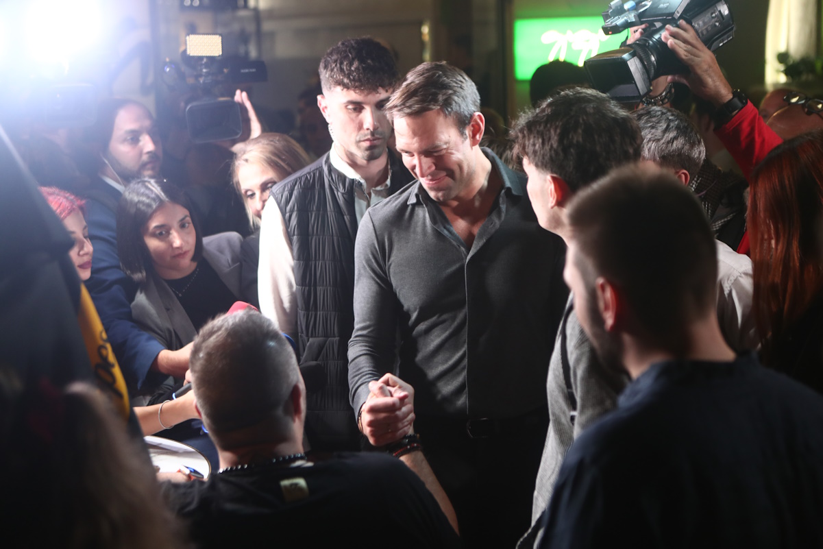 Ο Στέφανος Κασσελάκης με νέες και νέους στη Θεσσαλονίκη – Τι είπε σε νεαρό με αμαξίδιο