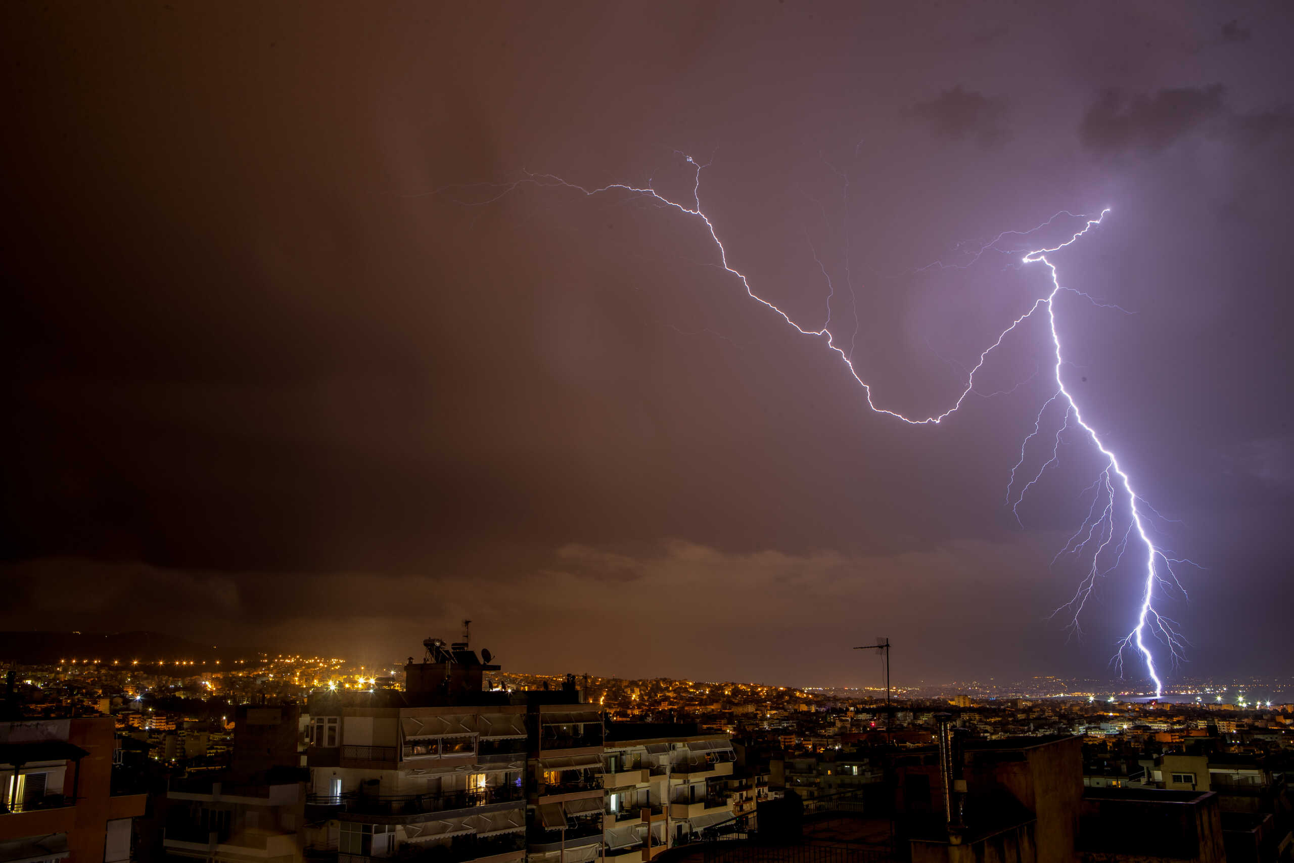 Καιρός – Τσατραφύλλιας: Καμπανάκι για 5 περιοχές – «Θα πέσει σε λίγες ώρες νερό που πέφτει σε ένα μήνα»