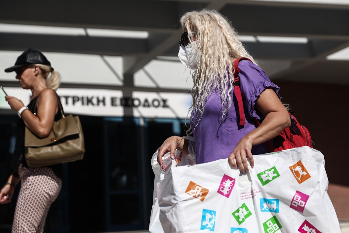 Στιγμιότυπο από το Μέγα Εμβολιαστικό Κέντρο Προμηθέας, Τετάρτη 14 Σεπτεμβρίου 2022. Ξεκίνησαν οι πρώτοι εμβολιασμοί αναμνηστικής δόσης με τα επικαιροποιημένα εμβόλια κατά της υποπαραλλαγής Όμικρον BA1. 
(ΣΩΤΗΡΗΣ ΔΗΜΗΤΡΟΠΟΥΛΟΣ