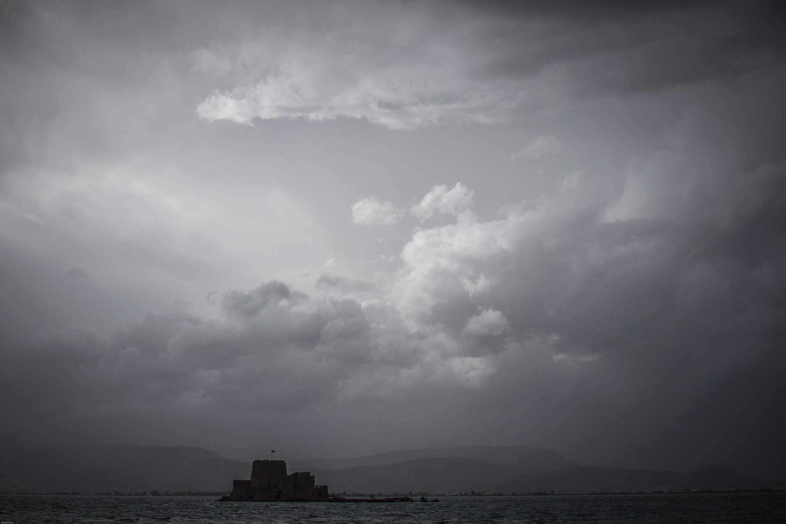 Καιρός αύριο: Λασποβροχές με ζέστη και ισχυρούς ανέμους – Πού θα πέσουν καταιγίδες